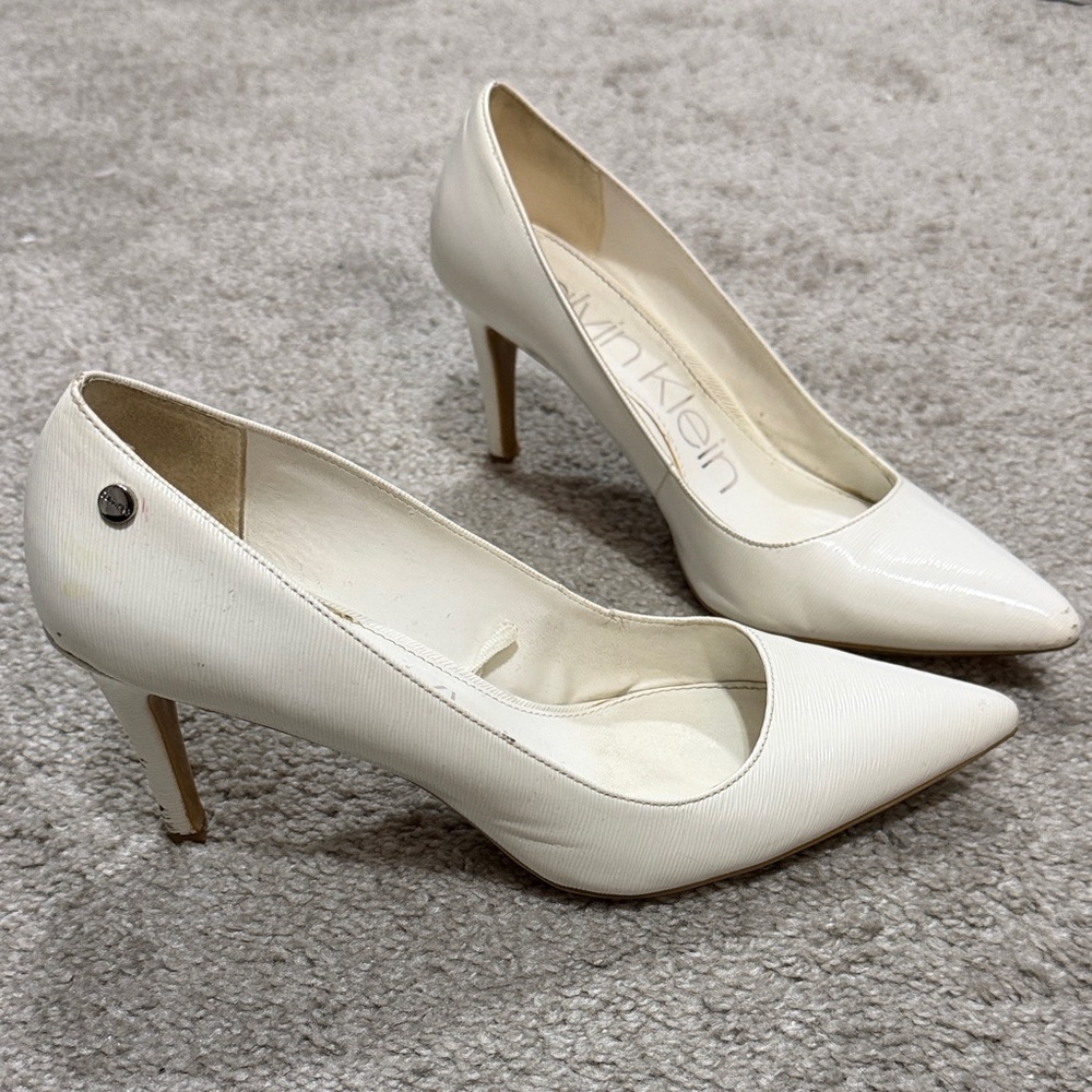 Calvin Klein Women’s Brady Heel Pump White Textured Size 8